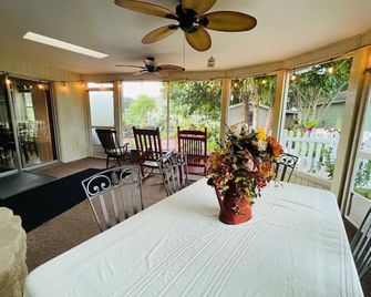 Private Cozy Home built in 1966 - with Fireplace & Butterfly Garden - Ruskin - Jídelna