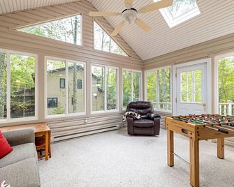 Spacious House, Hot Tub, Firepit, Fireplace, Large Deck, Wi-Fi, Bbq, 70' Tv - Pocono Pines - Sala de estar