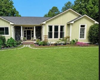 PRIVATE one bed, one bath and separate entrance at Revolving Door Ranch - Camden - Gebäude