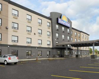 Days Inn by Wyndham Regina Airport West - Ρεγγίνα - Κτίριο