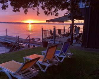 Buckhorn Luxury Lakefront Cottage with Dock and Boatlift - Buckhorn - Patio