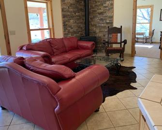 Cozy Home With Mountain Views Near Davis Mtn State Park and McDonald Observatory - Fort Davis - Living room