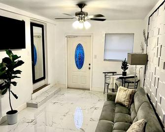 Miami Gardens Comfort Suite by Hard Rock Stadium - Miami Gardens - Living room