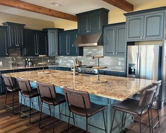 Peaceful Retreat with Spectacular Views near charming Sulphur Springs TX - Sulphur Springs - Kitchen