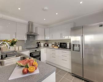 Beach House 3 with Hot Tub - sleeps 9 guests in 4 bedrooms - Appin - Kitchen