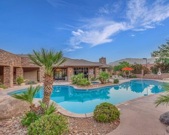 B6 l Hillside Hideaway, Indoor and Outdoor Fireplace, Sleeps 8 - Washington - Pool