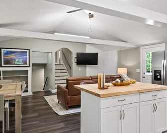 New Stunning View Overlook Massanutten With Hot Tub And Adjoin Shen Natl Park! - Elkton - Living room