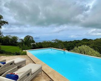 Charming 2-bedroom house in Montezuma with WiFi, AC - Montezuma - Piscina