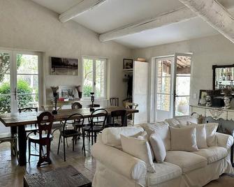Mas Très Confidentiel, near Gordes, beautiful view of the Luberon mountains - Joucas - Вітальня