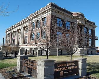 Maximum Comfort and Convenience! Free Parking, Pet-friendly, Indoor Pool! - Council Bluffs - Bygning