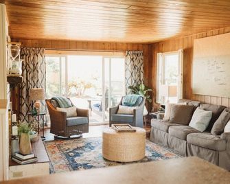 1- Cheerful and cozy water-view cottage - Sequim - Living room