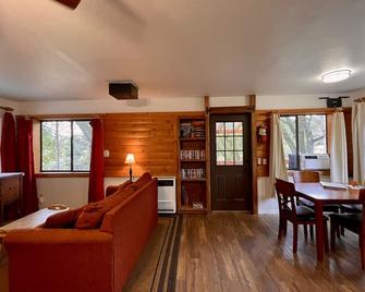 Oak Suite - Sierra Mountain Lodge - Ahwahnee - Living room
