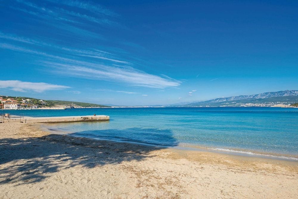 Beach front apartment in Malinska with WiFi - Malinska - Praia