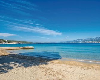 Awesome apartment in Malinska with WiFi - Malinska - Praia