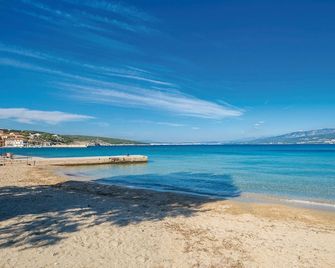 Beach front apartment in Malinska with WiFi - Malinska - Praia