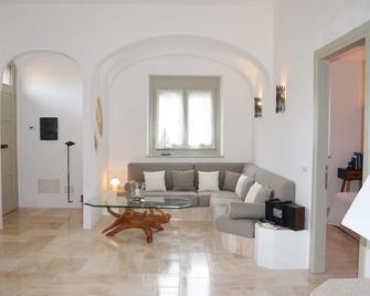 Private house with a high standard in a good location in Sardinia San Pantaleo - San Pantaleo - Olohuone