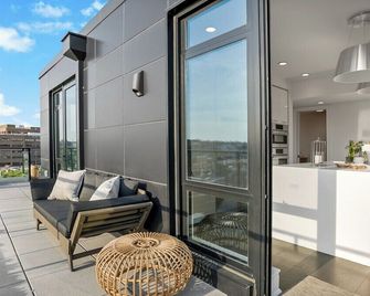 Pure Voyage Shaw - Washington D. C. - Balcón