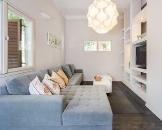 Modern Charm Balcony Retreat by Sea N' Rent - Tel Aviv - Sala de estar