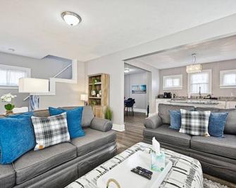 3BR in Lorain near Lake Erie - Lorain - Sala de estar