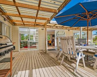 Oysters Retreat - Cooks Beach Holiday Home - Whitianga