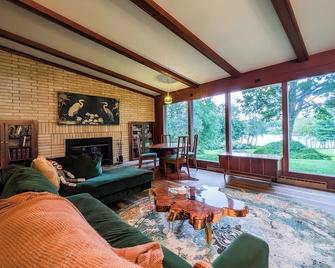 Retro lakeview stay with hot tub, game room, and nearby golf and skiing. - Fremont - Living room