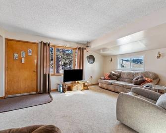 Farmhouse Ranchette - Horses Welcome - Belle Fourche - Living room