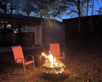 Centrally located Cozy Mid-Century Home - McComb - Binnenhof