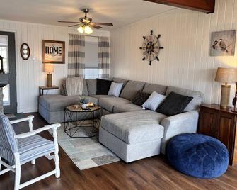 Beautifully renovated 3BR house w/lake views - Hillsboro - Sala de estar