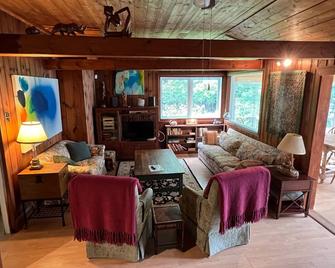 Lakeside Cottage - Wentworth - Living room