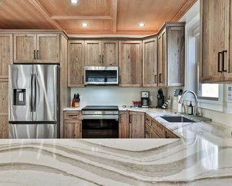 Powder Run - Modern 3br Basecamp With Hot Tub, Ac, Ev Charger & Flat Parking - Pittsfield - Cocina