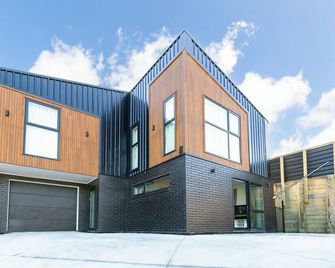 Modern 1 Bed Smart Flat in Upper Hutt with Full Kitchen, Parking - 5 minutes to Brewtown - Upper Hutt - Budova