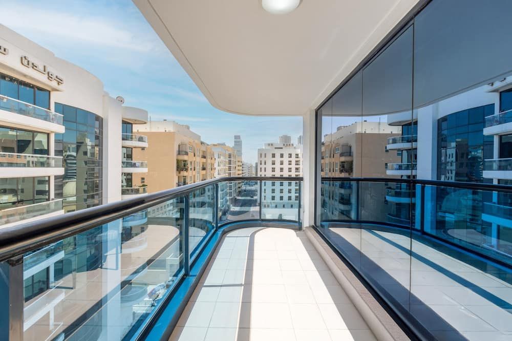 جولدن ساندز للشقق الفندقية - دبي - شرفة