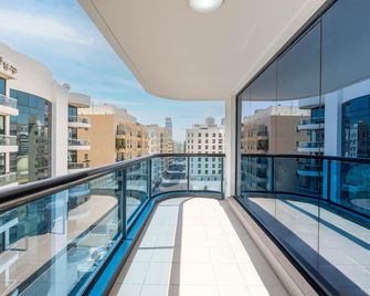 جولدن ساندز للشقق الفندقية - دبي - شرفة