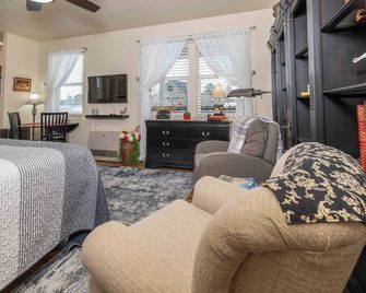 Room With Private Entrance & Private Bathroom & W/D - Hamilton - Sala de estar