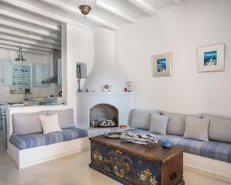 Family seafront villa - Naousa - Living room