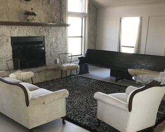 12 peaceful acres! 8 miles to Baylor - Hewitt - Living room