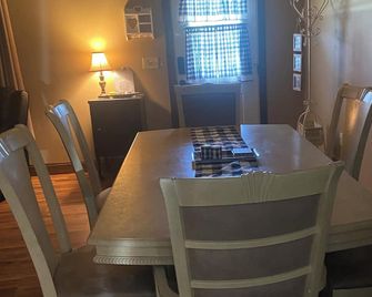 Family friendly country cottage 3 min to I75 -3 bedroom 1 bath central ac & heat - Tifton - Їдальня