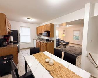 Comfort & Cozy 3/2 in Midwestern charming Macomb, IL - Macomb - Kitchen