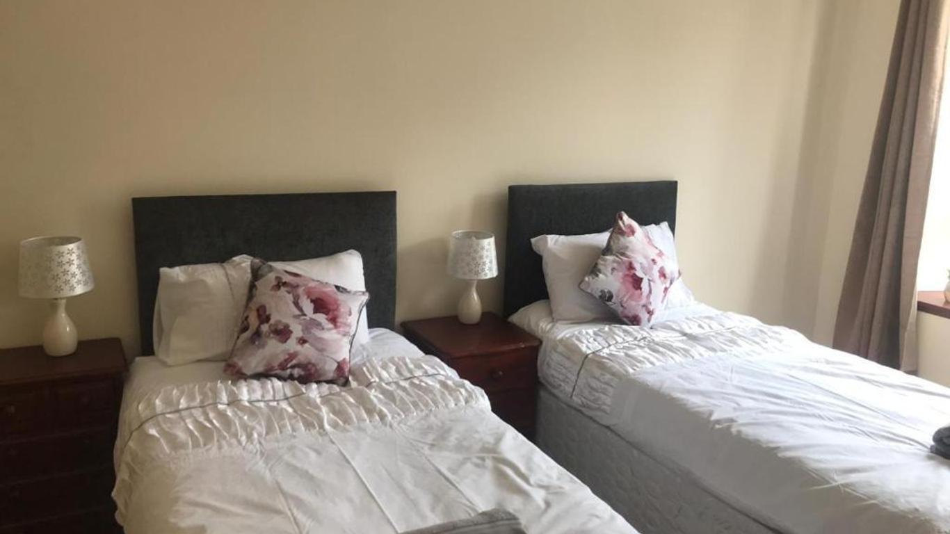 Prime location rooms in high street