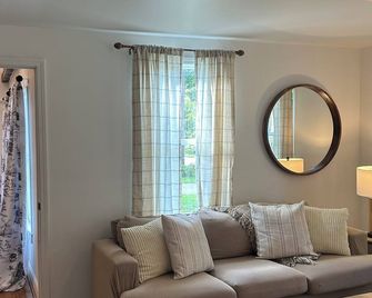 New! Cozy 4bedroom autumn and winter retreat in the heart of S. Londonderry, VT - Londonderry - Living room