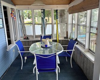 Private Beach on Lake Michigan - Holland - Dining room
