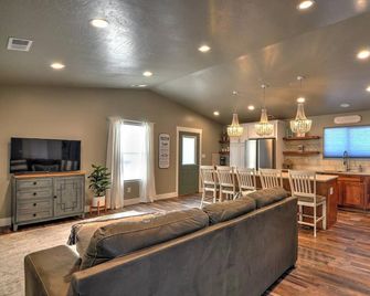 2 Houses on 1 property, Downtown Oasis! - Grand Junction - Σαλόνι