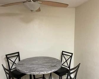 Comfortable downstairs 2 bed next to Fort Sill - Lawton - Restaurant