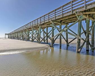 Isle of Palms Condo with Pool Access Walk to Beach! - Isle of Palms