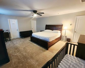 The Perfect Guesthouse for Family and Group Trips - McDonough - Bedroom