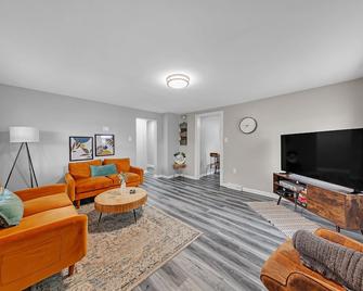 Pet-Friendly 4BR Near Kennywood & Pittsburgh home - West Mifflin - Huiskamer