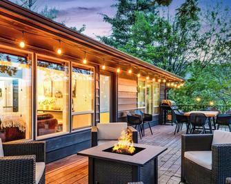 Riverview Home - walking trails - convenient location - Clarkston - Patio