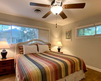 Very Nice Cottage Home - Jekyll Island - Bedroom