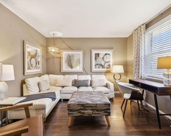 Belmont kings 1 mile to downtown and park free - Nashville - Living room