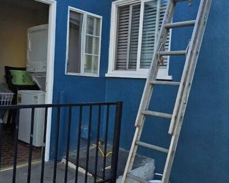Private Master Bedroom. - Culver City - Stairs